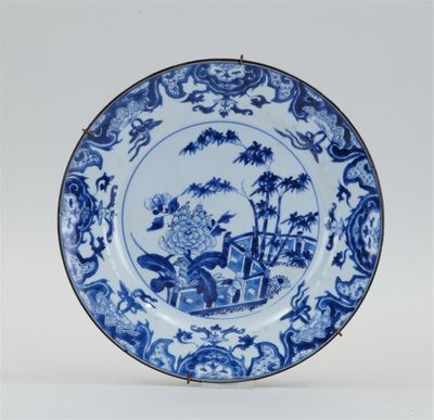 Plat en porcelaine bleu et blanc à décor floral. Chine, péri…