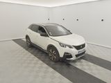 la voiture blanche est garée dans le garage sur le sol en damier