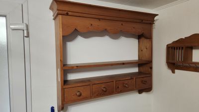 une étagère en bois dans un coin de la pièce