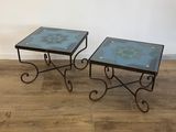 paire de tables d'appoint en fer forgé et en verre, avec des plateaux en verre bleu