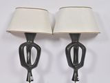 une paire de lampes noires et blanches sur fond blanc