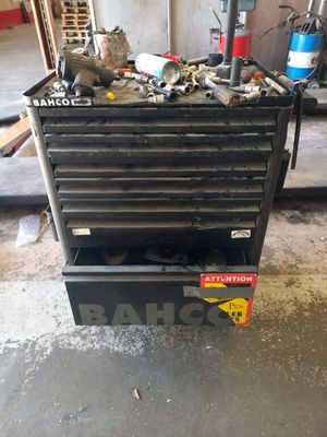 une boîte à outils noire contenant de nombreux outils