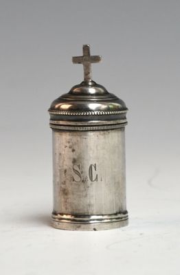 un sucrier ancien en métal argenté, orné d'une croix sur le dessus
