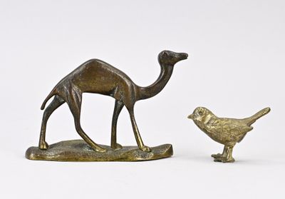 figurine en bronze représentant un chameau et un oiseau sur un fond blanc