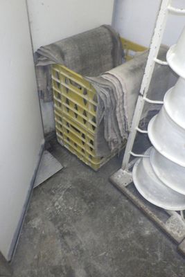 une pile d'assiettes posée sur une étagère dans une pièce