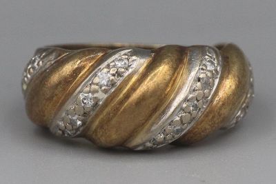 Bague en or (14k) à godrons enrichie de lignes de brillants. P 6,6g - Photo 1