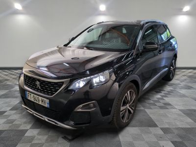 vue de face d'une voiture noire garée sur un sol à damier
