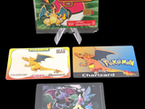 quatre cartes Pokémon différentes posées les unes sur les autres sur une table