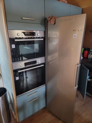 une photo d'une cuisine avec un réfrigérateur et une cuisinière
