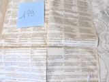 un livre ouvert sur lequel se trouve une feuille de papier
