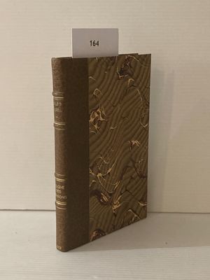 un livre marron contenant une note, posé sur une table