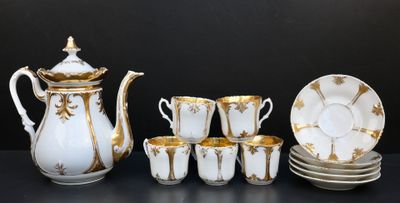 un service à thé blanc et or avec tasses et soucoupes