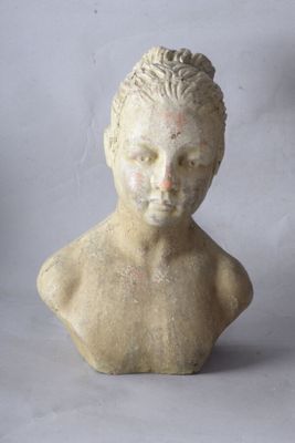 une petite statue représentant un garçon coiffé d'une couronne