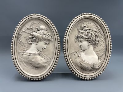 une paire de camées en argent plaqué représentant deux femmes