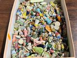 une boîte remplie d'objets assortis posée sur une table