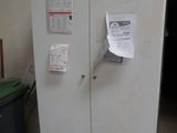 un réfrigérateur blanc avec un tas de papiers sur la porte