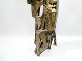 une sculpture en bois posée sur une table