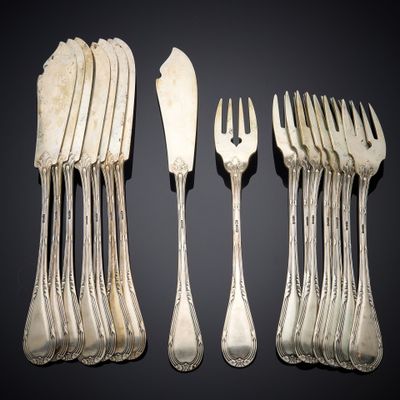 Plusieurs fourchettes et cuillères sont disposées en rangée sur une table