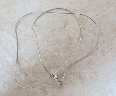 collier plaqué argent orné d'un pendentif en forme d'étoile, monté sur une chaîne en argent