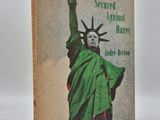 un livre sur lequel figure une image de la statue de la Liberté
