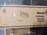une boîte en carton posée sur une autre boîte