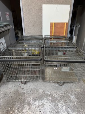 de nombreux paniers posés par terre