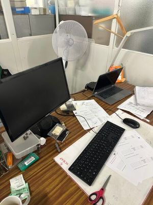 un bureau sur lequel se trouvent un ordinateur, un clavier, une souris et d'autres objets