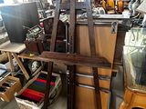 une pièce remplie de meubles de toutes sortes et d'autres objets