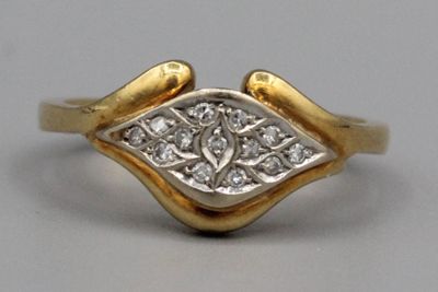 Bague en ornée d’un pavage de brillants.