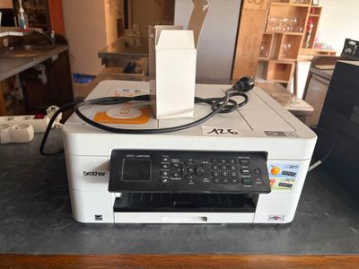 Deux imprimantes : une BROTHER et une HP.