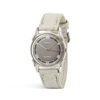 une image représentant une montre argentée avec un bracelet en cuir sur fond blanc