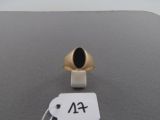 une bague en or sertie d'une pierre noire