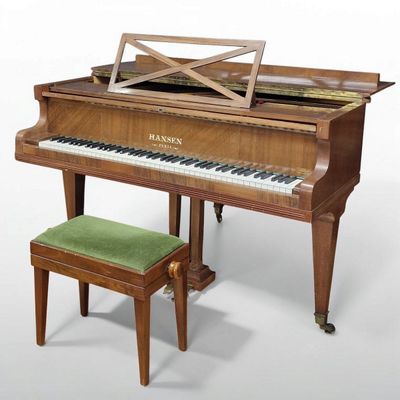 un piano à queue avec un banc devant