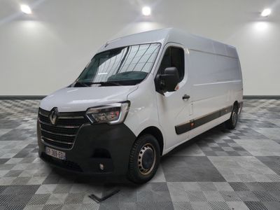 la photo d'une camionnette blanche sur un sol en damier