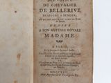 un vieux livre ouvert sur une surface blanche