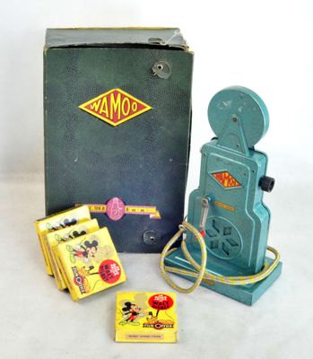 un projecteur de cinéma à l'ancienne, avec une boîte et quelques autres objets