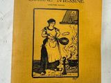 un livre jaune sur lequel figure l'image d'une femme en train de cuisiner dans une cuisine