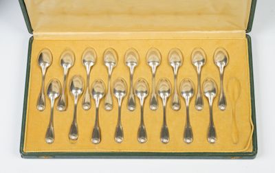 six cuillères dans une boîte posée sur une surface blanche
