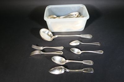 a lot of spoons and spoon spoons on the table