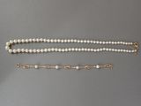 un gros plan d'un collier et d'un bracelet posés sur une table