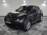 une photo d'une Nissan Juke de couleur foncée est posée sur un sol à carreaux