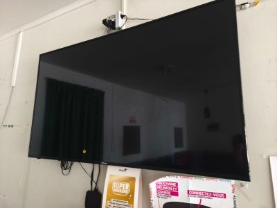 un téléviseur à écran plat accroché au mur d'une pièce
