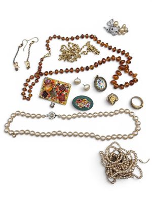 gros plan d'un bouquet de bijoux sur une surface blanche
