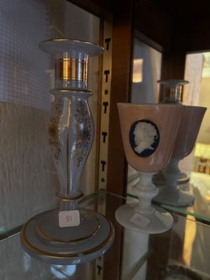 Ensemble en verre opalin comprenant un bougeoir d'époque Napoléon III 