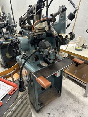 une machine qui se trouve dans une pièce avec de nombreux outils