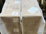 deux cartons empilés l'un sur l'autre sur une palette