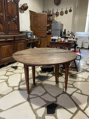 une table placée au milieu d'une pièce