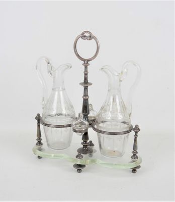 deux vases en verre posés sur un support en métal muni d'une poignée