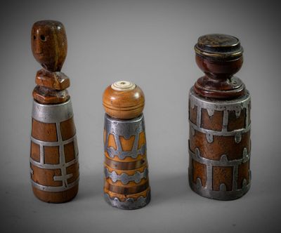 trois types différents de salières et poivrières sur un fond gris