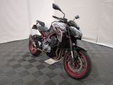 une moto garée par terre dans la pièce